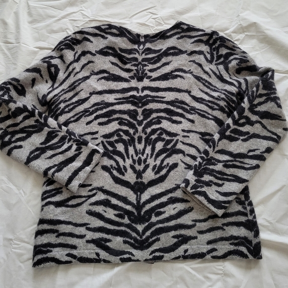 Anne Klein 100% Cashmere Gray black Zebra Print Sweater Size M - Picture 7 of 9